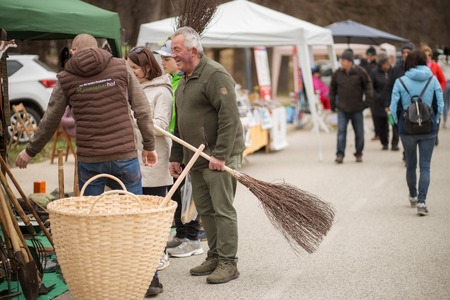 Črna nedelja na Ravnah znova združila tradicijo, kulinariko in živahno dogajanje (2)